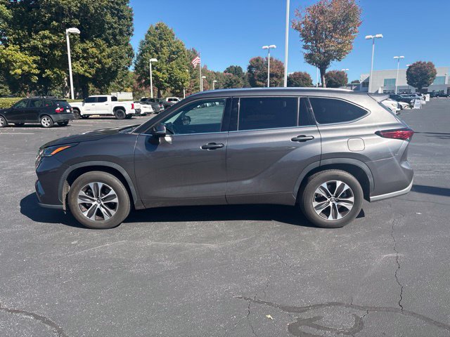 Used 2021 Toyota Highlander XLE FWD image 2