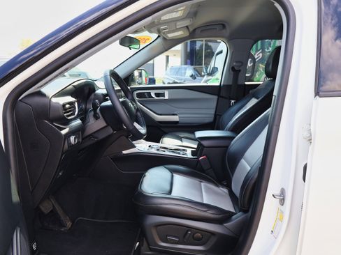 Used 2022 Ford Explorer XLT w/ Equipment Group 202A image 12