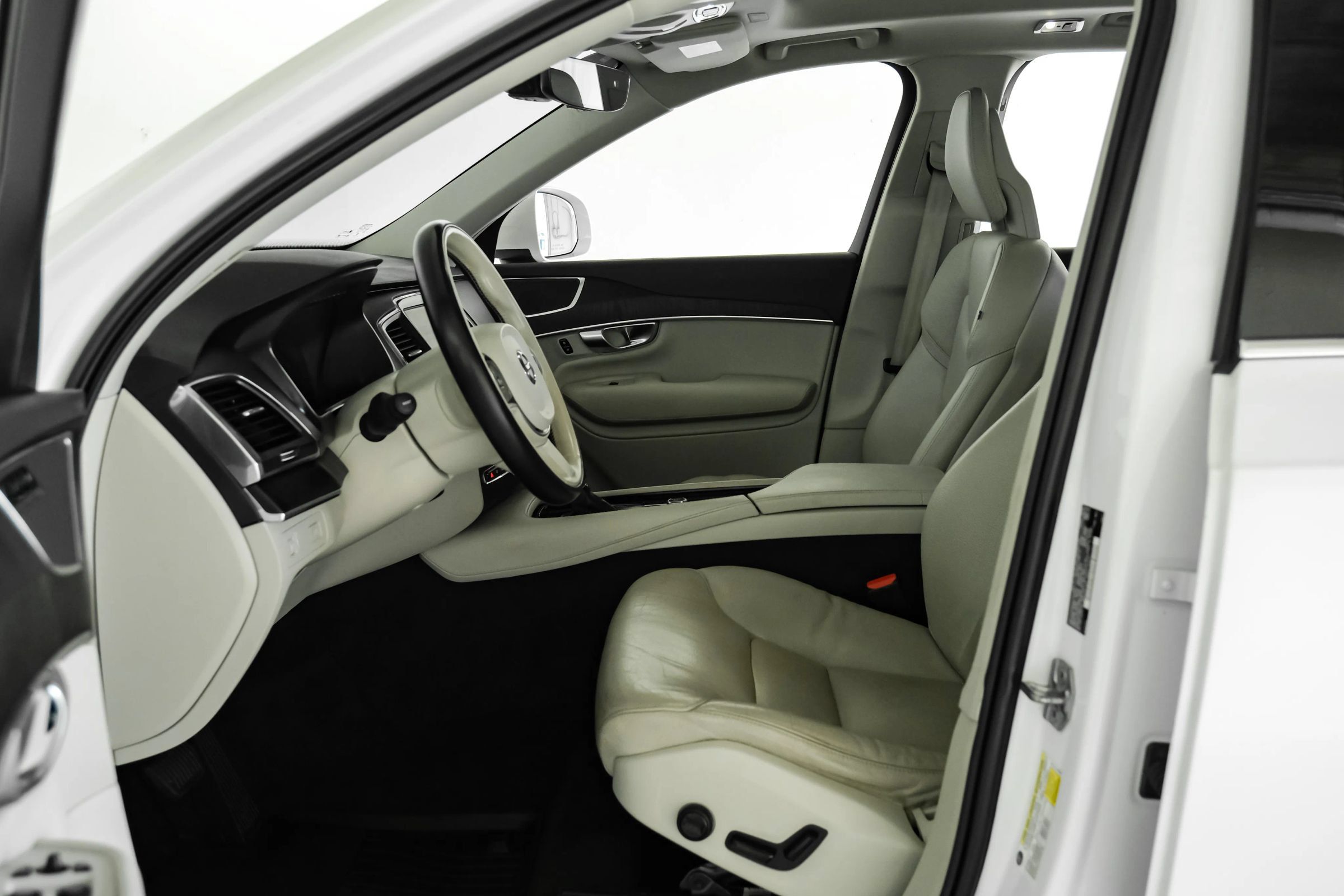 Used 2020 Volvo XC90 T5 Momentum w/ Protection Package Premier FWD image 3