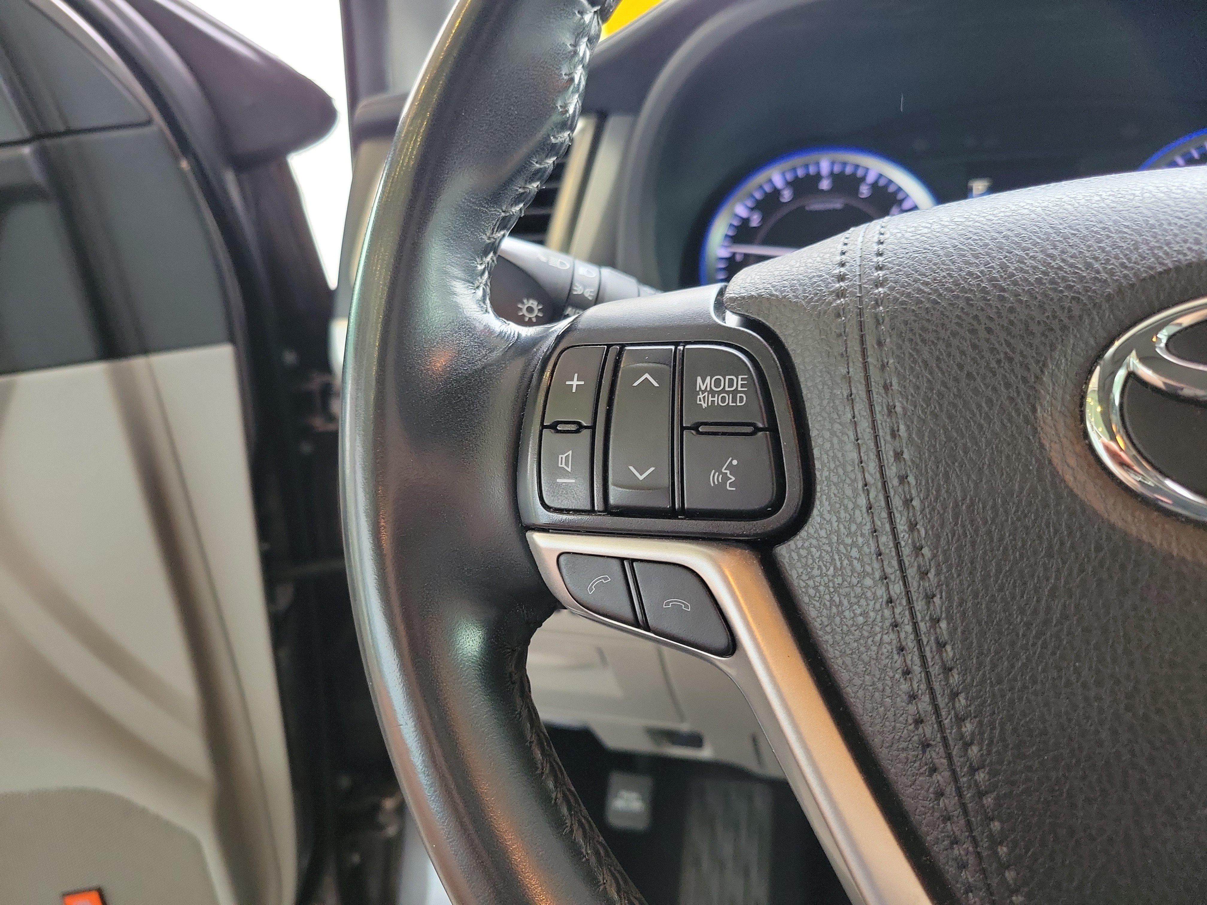 Used 2019 Toyota Highlander Limited FWD image 17