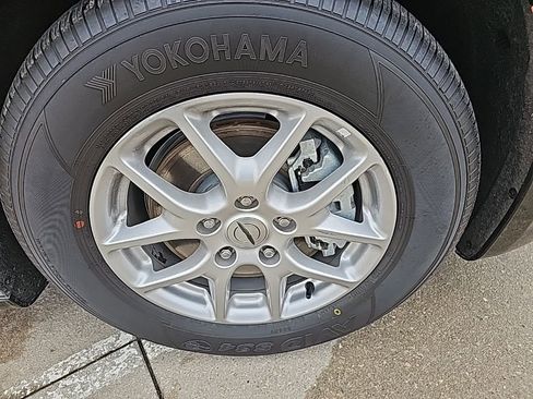 Certified 2024 Chrysler Pacifica Touring-L image 5