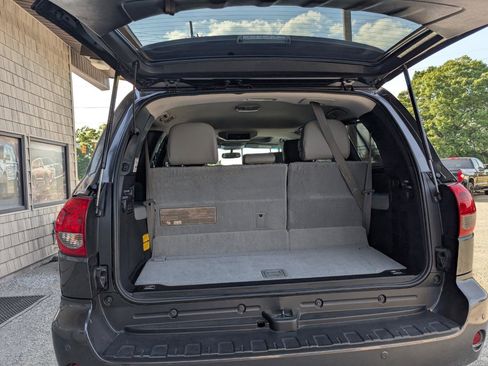 Used 2014 Toyota Sequoia Platinum RWD image 28