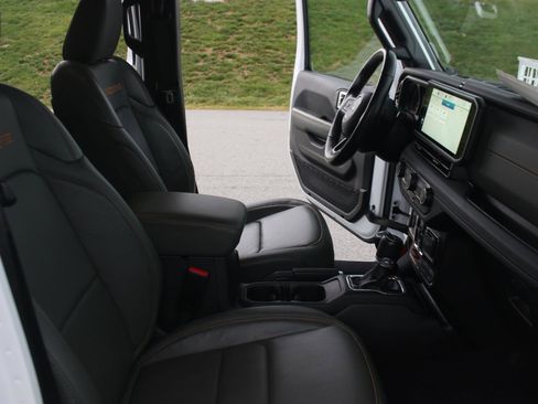 Used 2024 Jeep Gladiator Mojave image 36