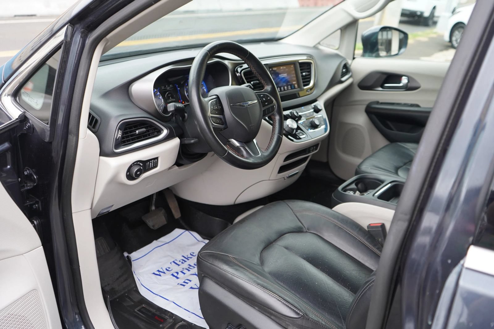 Used 2020 Chrysler Pacifica Touring-L FWD image 8
