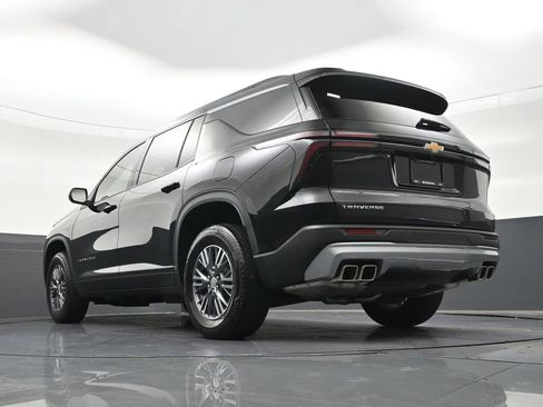 Used 2025 Chevrolet Traverse LT FWD image 28