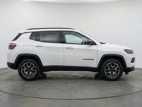 Used 2025 Jeep Compass Trailhawk AWD/4WD image 11