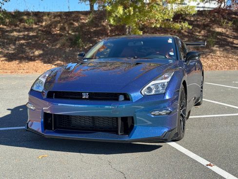 Used 2024 Nissan GT-R Premium w/ Premium Interior Package image 3