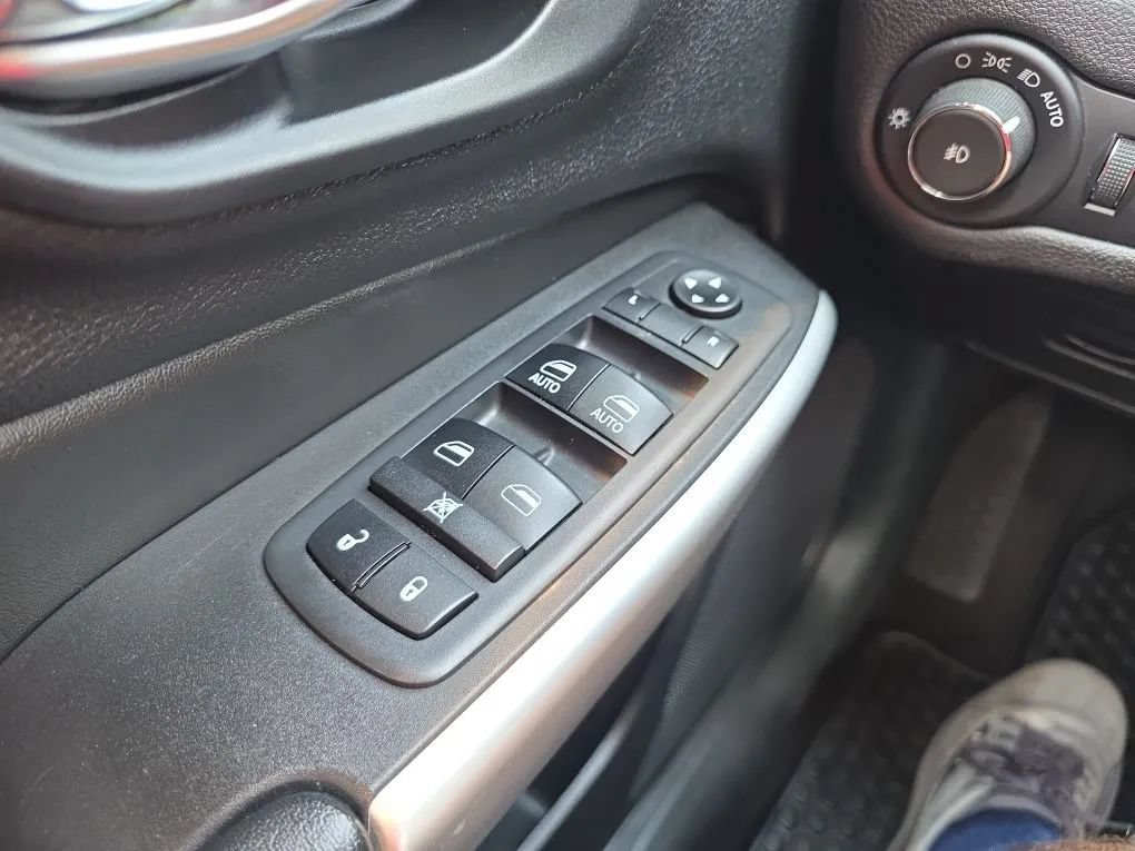 Used 2018 Jeep Cherokee Latitude Plus w/ Cold Weather Group AWD/4WD image 24