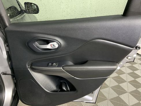 Used 2016 Jeep Cherokee Limited image 26