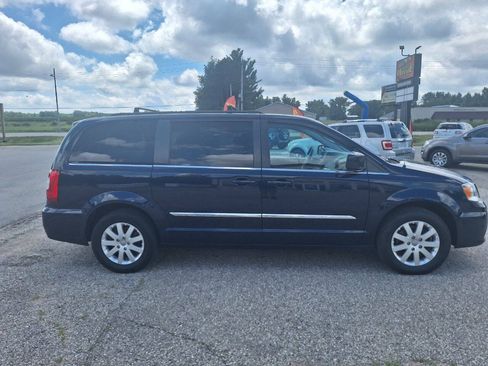 Used 2016 Chrysler Town & Country Touring FWD image 3