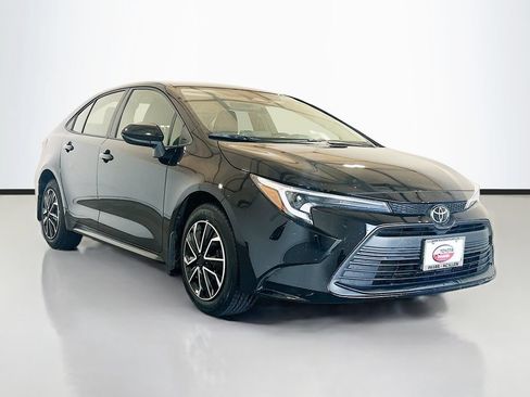Used 2026 Toyota Corolla LE FWD image 3