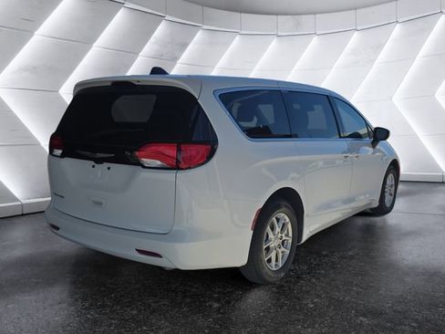 Used 2023 Chrysler Voyager LX image 4