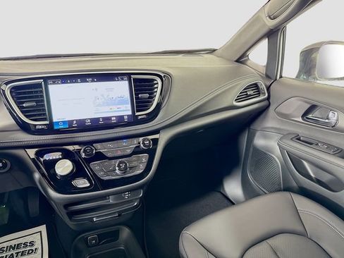 New 2026 Chrysler Pacifica Select image 21