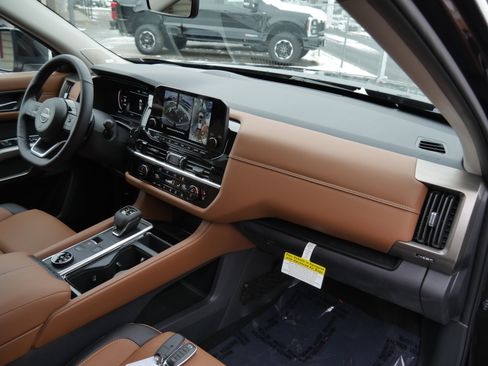 Certified 2025 Nissan Pathfinder Platinum w/ Cargo Package AWD/4WD image 29