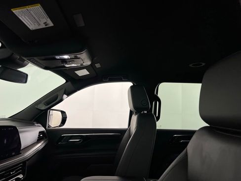 Used 2025 Chevrolet Suburban Z71 image 23