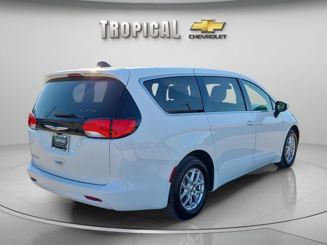 Used 2023 Chrysler Voyager LX FWD image 3