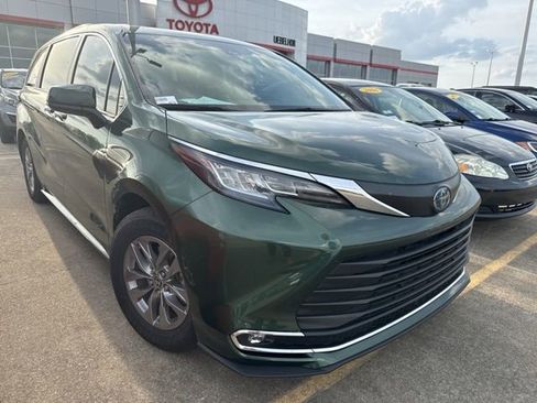 Used 2022 Toyota Sienna XLE w/ XLE Plus Package image 13