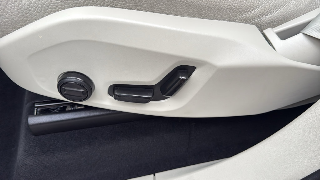 Certified 2024 Volvo XC90 T8 Plus AWD/4WD image 11