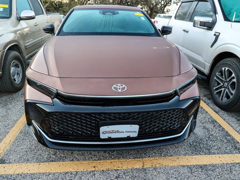 Used 2026 Toyota Crown XLE image 4