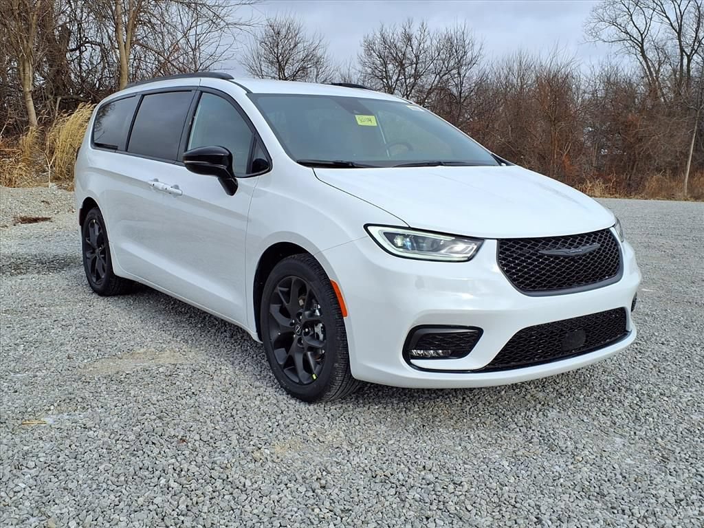 New 2026 Chrysler Pacifica Select w/ S Appearance Package FWD image 2