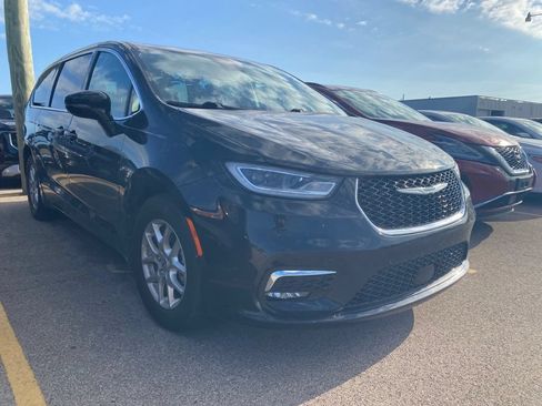 Used 2024 Chrysler Pacifica Touring-L FWD image 3