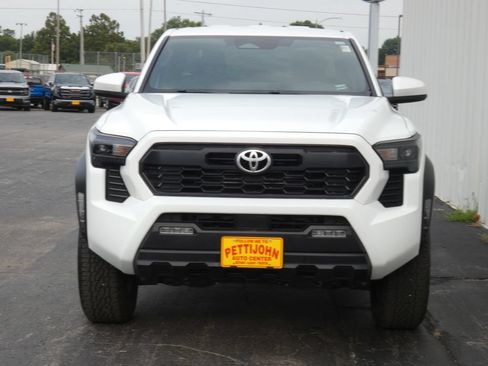 Used 2025 Toyota Tacoma TRD Off-Road AWD/4WD image 4