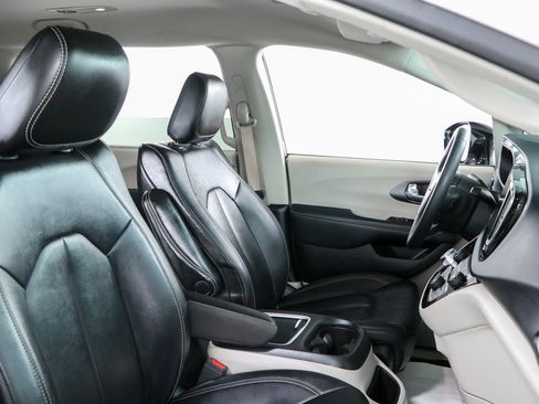 Used 2024 Chrysler Pacifica Touring-L FWD image 27