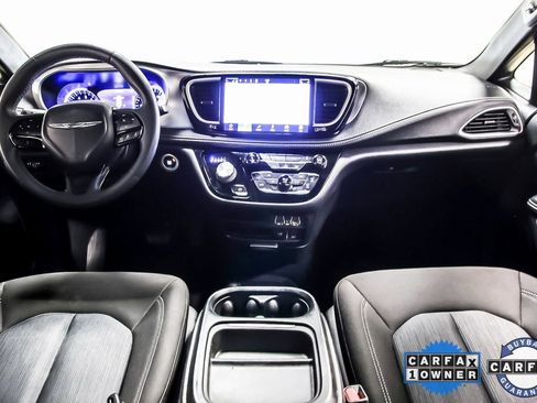 Used 2022 Chrysler Pacifica Touring image 15