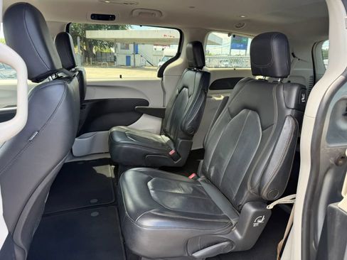 Used 2020 Chrysler Pacifica Touring-L FWD image 10