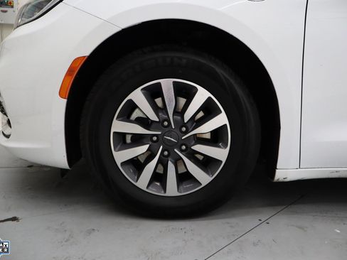Used 2024 Chrysler Pacifica Select image 12