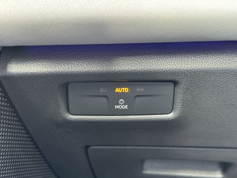 New 2025 Volkswagen Tiguan SE image 25