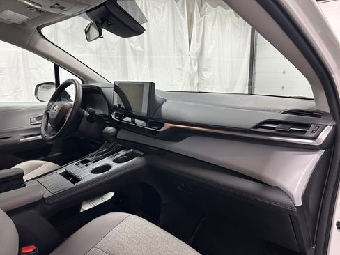 Used 2025 Toyota Sienna LE FWD image 62