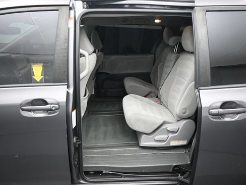 Used 2018 Toyota Sienna LE w/ Carpet Mat Package FWD image 29