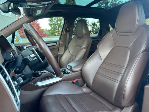 Used 2021 Porsche Cayenne Turbo S image 5