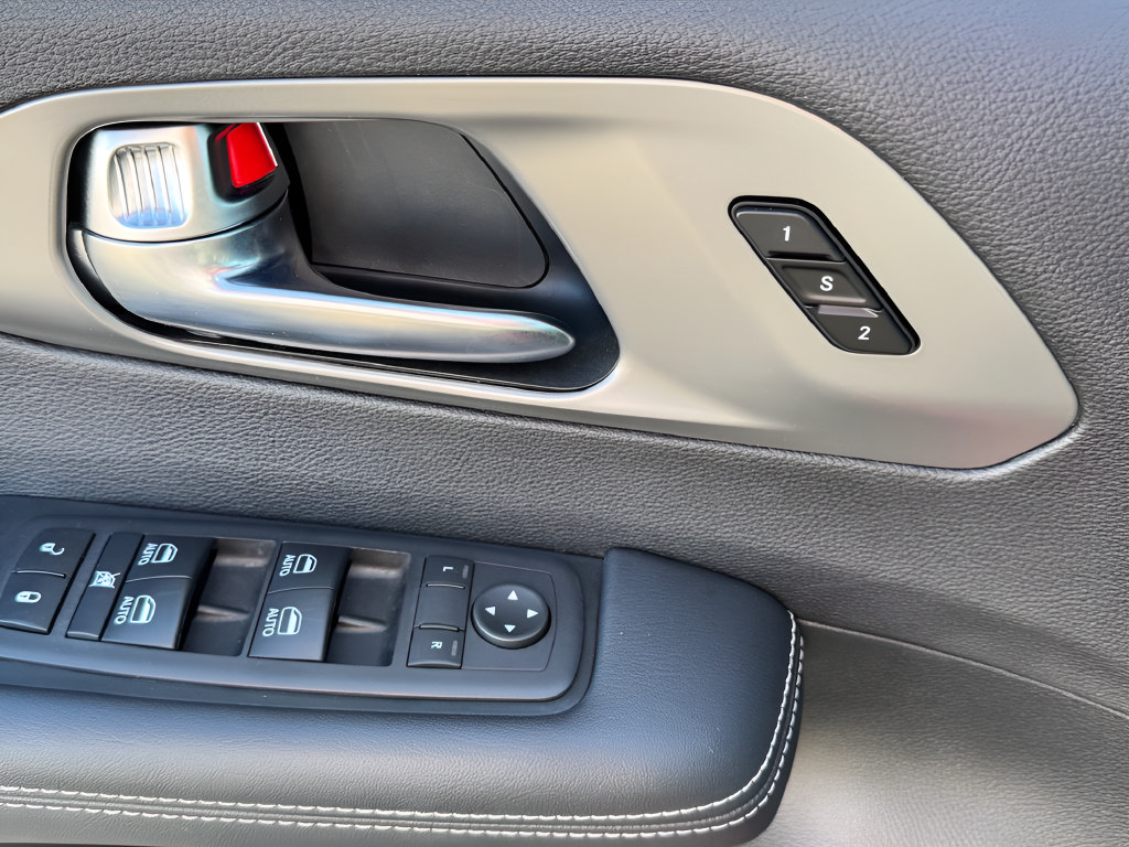 Used 2025 Chrysler Pacifica Select FWD image 31