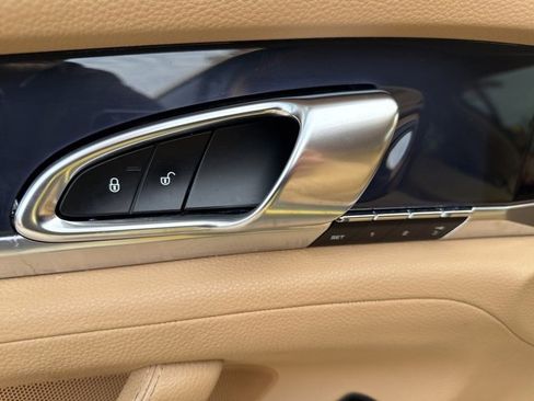 Used 2014 Porsche Panamera 4 image 32