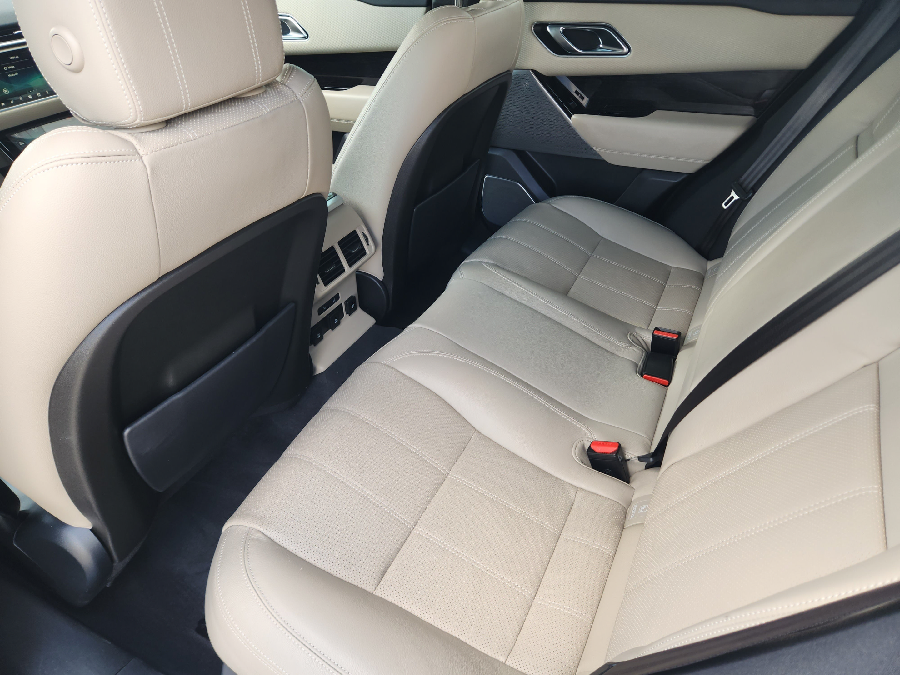 Used 2019 Land Rover Range Rover Velar R-Dynamic SE AWD/4WD image 26