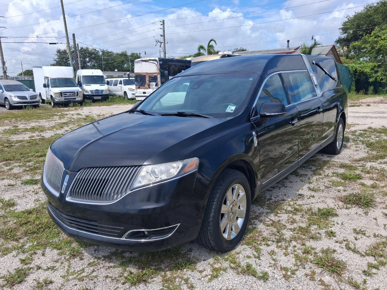 Used 2013 Lincoln MKT AWD image 2