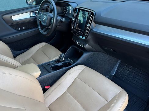 Used 2019 Volvo XC40 T5 Momentum image 19