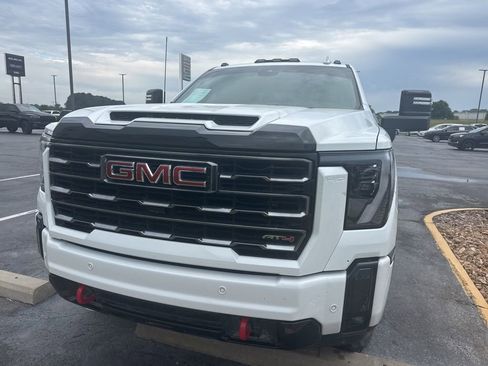 Used 2025 GMC Sierra 2500 AT4 AWD/4WD image 2