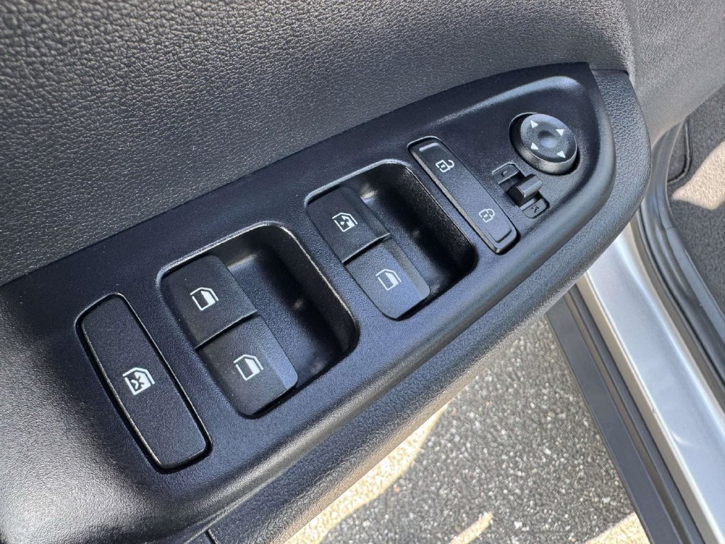 Used 2023 Hyundai Venue SEL FWD image 17