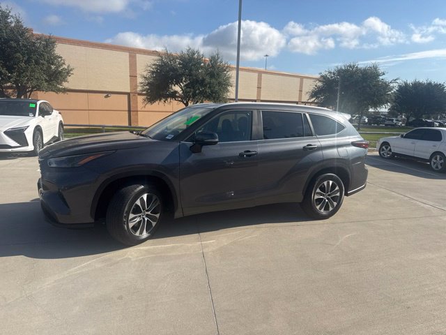Certified 2025 Toyota Highlander XLE FWD image 7