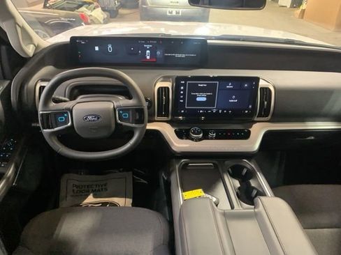 Used 2025 Ford Expedition Active AWD/4WD image 2