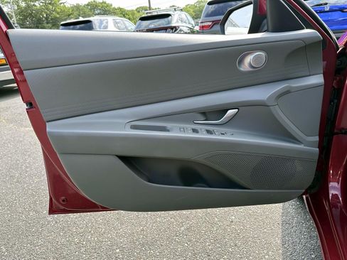 Used 2023 Hyundai Elantra SE FWD image 9