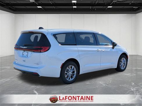 New 2026 Chrysler Pacifica Limited w/ Trailer Tow Group image 5