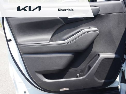 Used 2023 Toyota Highlander XLE AWD/4WD image 23