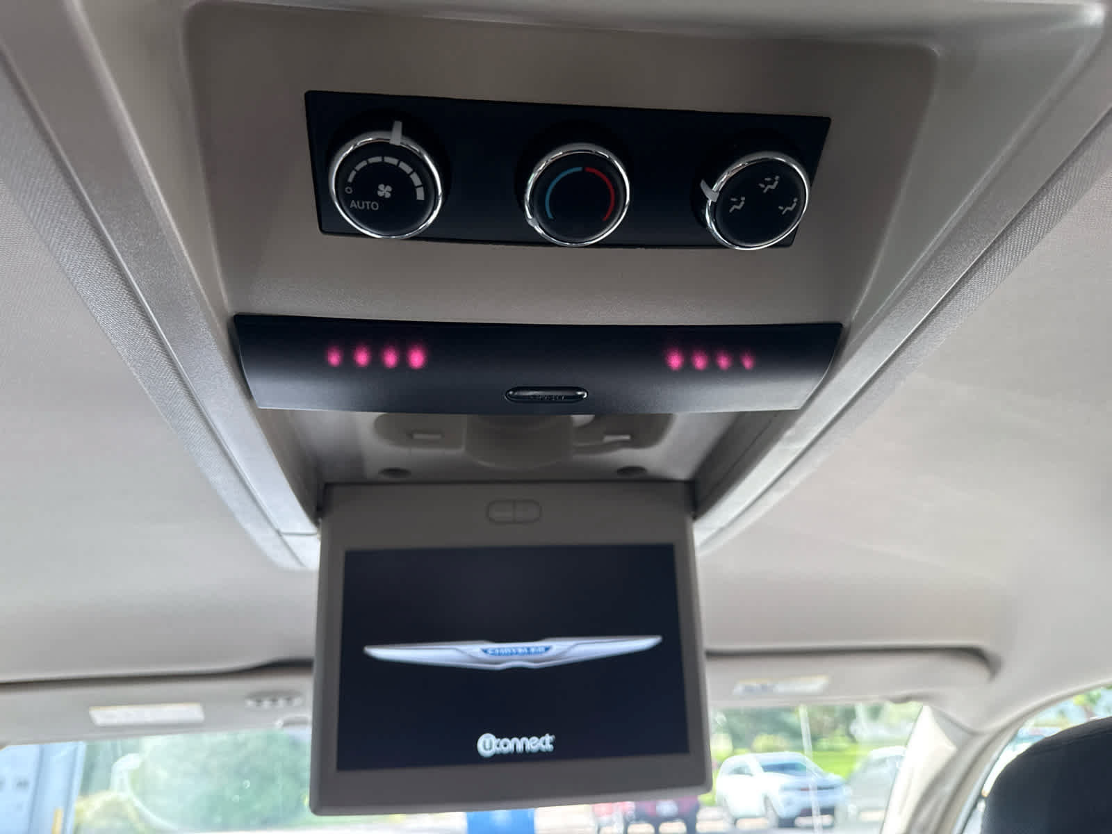 Used 2016 Chrysler Town & Country Touring FWD image 16