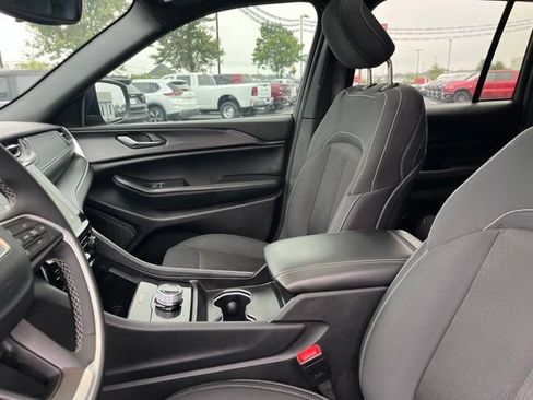 Used 2024 Jeep Grand Cherokee Laredo X AWD/4WD image 10