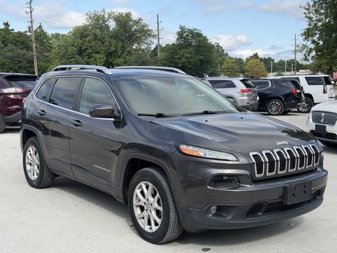 Used 2017 Jeep Cherokee Latitude w/ Safety/Convenience Group AWD/4WD image 4