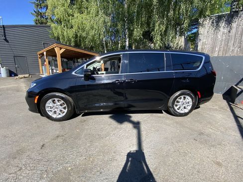 Used 2024 Chrysler Pacifica Touring-L FWD image 3